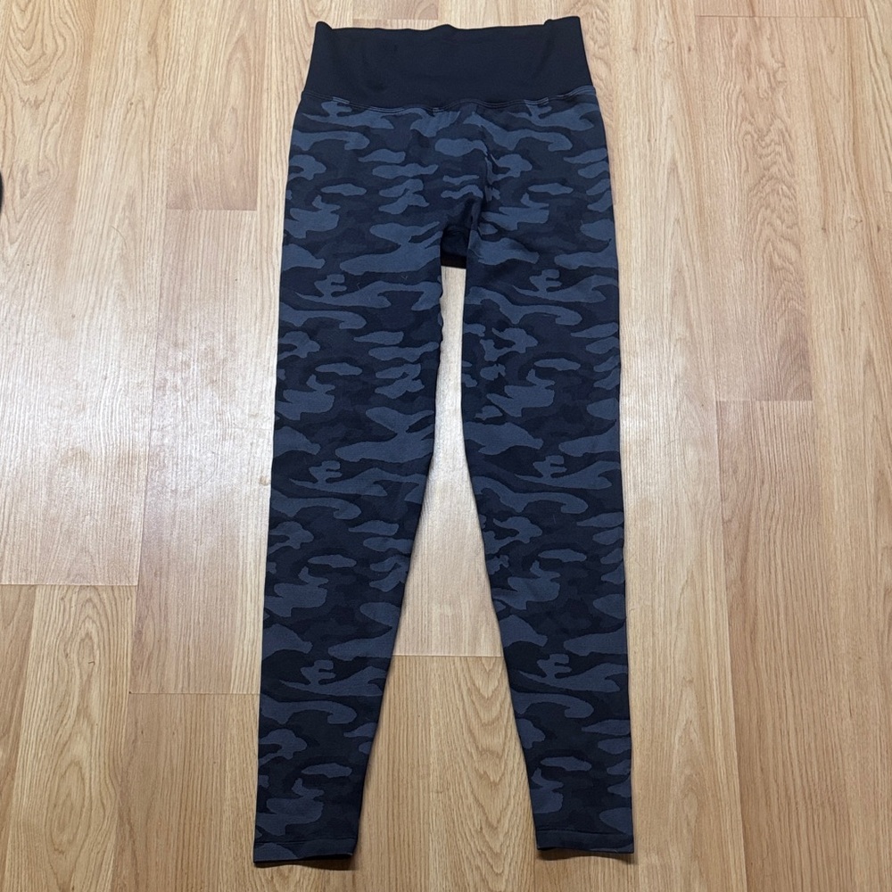PINK Victoria's Secret Size Small Dark Camo Leggings pants butt scrunch